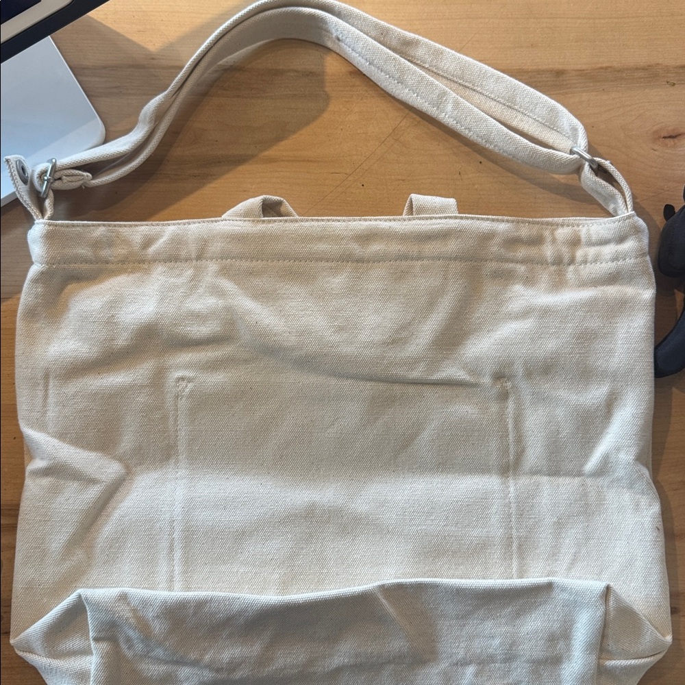 BAGGU x Hello Kitty and Friends horizontal zip duck bag - Picture 2 of 3